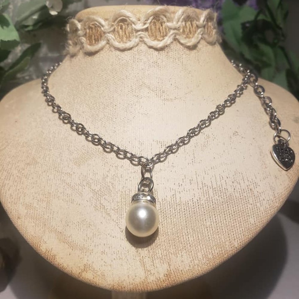 Elegant Pearl Choker